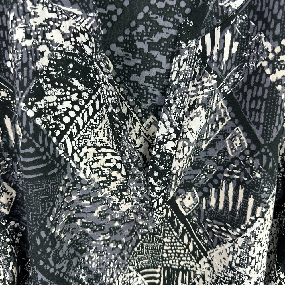 Erika Blouse 1X Black White Abstract Sequin V-Neck Boho Career Workwear Top - Picture 3 of 6